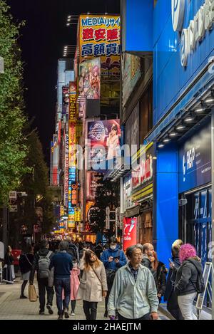 Akihabara Straßen bei Nacht, Tokio, Japan. Stockfoto