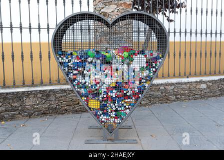 Herzförmiger Kunststoffbehälter im Stadtzentrum zum Recycling Stockfoto