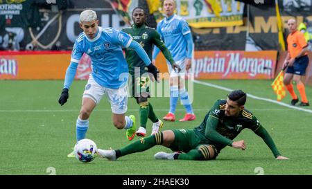 Portland, USA. 11th Dez 2021. Josecarlos Van Rankin aus Portland enteignet den New Yorker Santiago Rodgriguez beim Elfmetersieg der MLS 2021 Championship über die Portland-Hölzer in Providence Park, Portland, Oregon, am 11. Dezember 2021 (Foto: Jeff Wong/Sipa USA). Quelle: SIPA USA/Alamy Live News Stockfoto