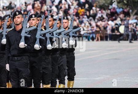 Gaza, Palästina. 12th Dez 2021. Mitglieder der palästinensischen Sicherheitskräfte, die der Hamas treu sind, stehen während einer Abschlusszeremonie für Polizeibeamte in Gaza-Stadt zur Verfügung.die Hamas veranstaltet eine Abschlusszeremonie für Polizeibeamte, um der Öffentlichkeit ihre militärischen Fähigkeiten zu zeigen. Laut dem Sprecher des Hamas Innenministeriums intensiviert die Hamas ihre militärischen Kurse für ihre Polizeikräfte, um israelische Bedrohungen zu vermeiden, die die innere Sicherheit im Gazastreifen gefährden könnten. (Foto von Ahmed Zakot/SOPA Images/Sipa USA) Quelle: SIPA USA/Alamy Live News Stockfoto