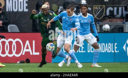 Portland, USA. 11th Dez 2021. Dairon Asprilla aus Portland und James Sand aus New York kämpfen beim Elfmeterschießen in New York City am 11. Dezember 2021 um den Besitz der MLS 2021 Championship über die Portland Timbers in Providence Park, Portland, Oregon (Foto: Jeff Wong/Sipa USA). Quelle: SIPA USA/Alamy Live News Stockfoto