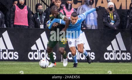 Portland, USA. 11th Dez 2021. Diego Charra aus Portland und Alfredo Morales aus New York ringen am 11. Dezember 2021 in Providence Park, Portland, Oregon, um den Besitz beim Elfmetersieg der MLS 2021 Championship über die Portland Timbers (Foto: Jeff Wong/Sipa USA) in New York City. Quelle: SIPA USA/Alamy Live News Stockfoto