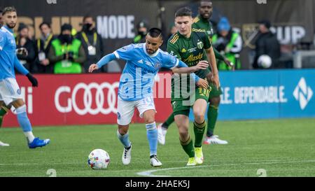 Portland, USA. 11th Dez 2021. Maximilio Moralez von New York und Jaroslaw Niezgoda von Portland ringen am 11. Dezember 2021 im Providence Park, Portland, Oregon, um den Besitz beim Elfmetersieg der MLS 2021 Championship in New York City über die Hölzer von Portland (Foto: Jeff Wong/Sipa USA). Quelle: SIPA USA/Alamy Live News Stockfoto