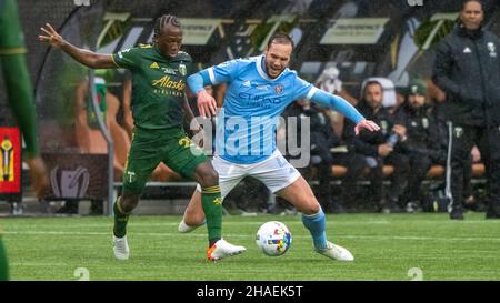 Portland, USA. 11th Dez 2021. Yimmi Charra von Portland schlägt den New Yorker Maxime Chanot beim Elfmetersieg der MLS 2021 Championship über die Portland-Hölzer am 11. Dezember 2021 in Providence Park, Portland, Oregon, zum Ball (Foto: Jeff Wong/Sipa USA). Quelle: SIPA USA/Alamy Live News Stockfoto