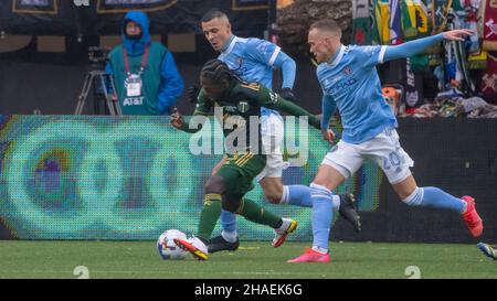 Portland, USA. 11th Dez 2021. Yimmi Charra von Portland versucht, das New Yorker Doppelteam beim Elfmeterschießen in New York City bei der MLS 2021 Championship über die Portland Timbers am 11. Dezember 2021 in Providence Park, Portland, Oregon, zu schlagen (Foto von Jeff Wong/Sipa USA). Quelle: SIPA USA/Alamy Live News Stockfoto