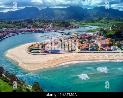 Luftaufnahme von Ribadesella und seiner Mündung in Asturien, Spanien. Stockfoto