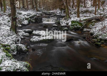 Branka Wasserfall am Fluss Mze in der Nähe von Branka Dorf in Westböhmen am Wintertag Stockfoto