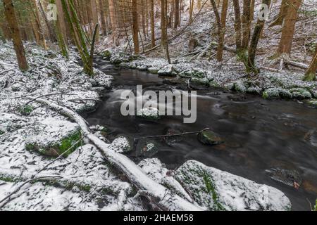 Branka Wasserfall am Fluss Mze in der Nähe von Branka Dorf in Westböhmen am Wintertag Stockfoto