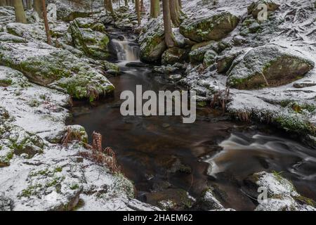 Branka Wasserfall am Fluss Mze in der Nähe von Branka Dorf in Westböhmen am Wintertag Stockfoto