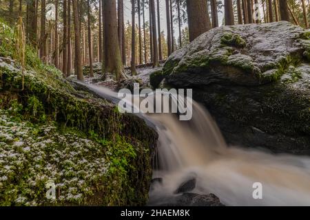 Branka Wasserfall am Fluss Mze in der Nähe von Branka Dorf in Westböhmen am Wintertag Stockfoto