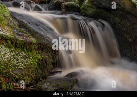 Branka Wasserfall am Fluss Mze in der Nähe von Branka Dorf in Westböhmen am Wintertag Stockfoto