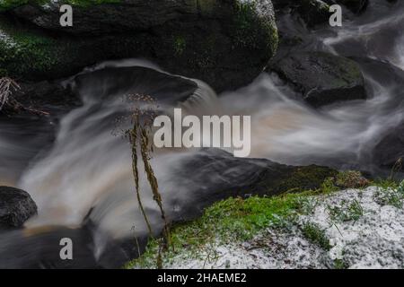 Branka Wasserfall am Fluss Mze in der Nähe von Branka Dorf in Westböhmen am Wintertag Stockfoto