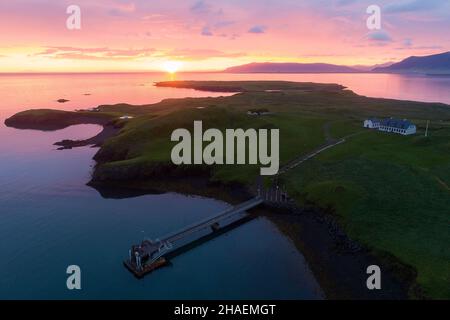 Luftbild der Insel Videy in der faxafloi Bucht, Island bei Sonnenuntergang, sehr farbenfroh und friedlich Stockfoto