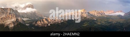 Abendlicher Panoramablick vom Col DI Lana auf Tofana und die nuvolau-gruppe, eine der besten Aussichten in den italienischen Dolomiten Stockfoto