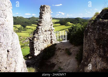 Blick auf das Dorf sulov von der Ruine der burg sulov - slowakei - slowakische republik Stockfoto