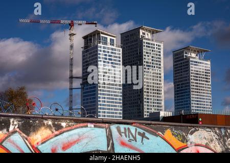 Kalasatama Hochhäuser Loisto, Majakka und Kompassi hinter Suvilahti DIY Skatepark Skate Ramp in Helsinki, Finnland Stockfoto