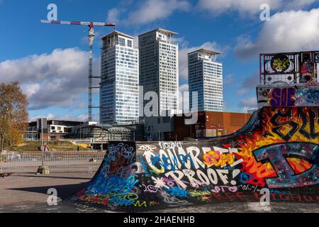 Kalasatama Hochhäuser Kompassi, Loisto und Majakka hinter dem Suvilahti DIY Skatepark in Helsinki, Finnland Stockfoto