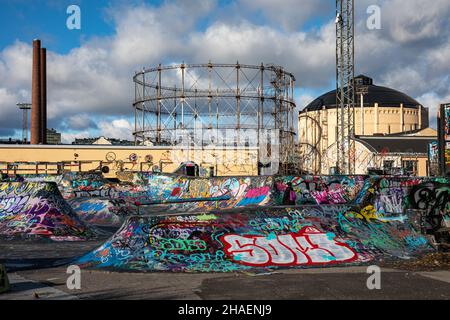 Suvilahti DIY Skatepark vorne, Gaswerk oder Gashalter im Hintergrund, in Helsinki, Finnland Stockfoto