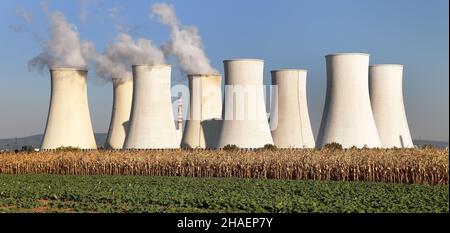 Ansicht des Kernkraftwerks Jaslovske Bohunice - Slowakei Stockfoto