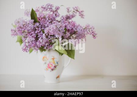 Vintage Stillleben von Fliederblüten, Frühling. Sanfte Blumen gedeckten Garten Blumen Hintergrund. Stockfoto