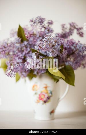 Vintage Stillleben von Fliederblüten, Frühling. Sanfte Blumen gedeckten Garten Blumen Hintergrund. Stockfoto