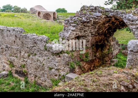 Wunderschöne Aussicht auf die berühmten Paestum-Tempel Archäologisches UNESCO-Weltkulturerbe Sitein im malerischen goldenen Abendlicht bei Sonnenuntergang, Provinz Salerno, ca. Stockfoto