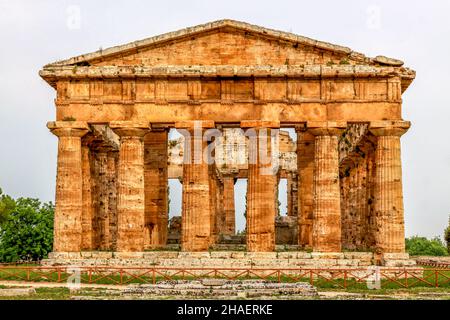 Wunderschöne Aussicht auf die berühmten Paestum-Tempel Archäologisches UNESCO-Weltkulturerbe Sitein im malerischen goldenen Abendlicht bei Sonnenuntergang, Provinz Salerno, ca. Stockfoto