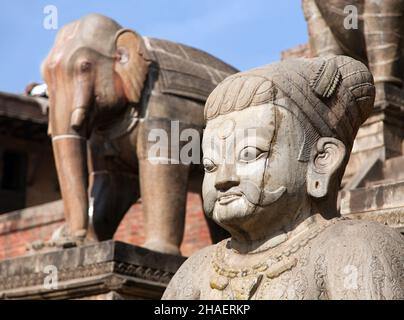 Statuen von Menschenkopf und Elefant - Detail aus der Nyatapola-Pagode auf dem Taumadhi-Platz in Bhaktapur, Kathmandu-Tal Nepal Stockfoto