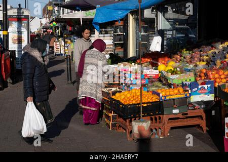 Lebensmittelgeschäft Medina Bazaar an der Stratford Road in Sparkhill, einem innerstädtischen Viertel von Birmingham, gelegen zwischen Springfield, Hall Green und Sparkbrook am 25th. November 2021 in Birmingham, Großbritannien. Der Sparkhill wurde stark von Migranten beeinflusst, die sich über viele Jahrzehnte hier niedergelassen haben. Es hat eine große Bevölkerung ethnischer Minderheiten, hauptsächlich südasiatischer Herkunft, was sich in der Anzahl asiatischer Restaurants in der Region widerspiegelt. Als Ergebnis hat sich Sparkhill zu einem Hauptzentrum im Balti-Dreieck von Birmingham entwickelt. Stockfoto