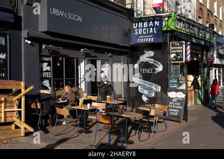 Urban Social Cafe an der Upper Street am 23rd. November 2021 in London, Großbritannien. Die Upper Street ist die Hauptstraße des Viertels Islington im inneren Norden Londons und beherbergt viele modische Geschäfte, Pubs, Restaurants und Theater. Stockfoto