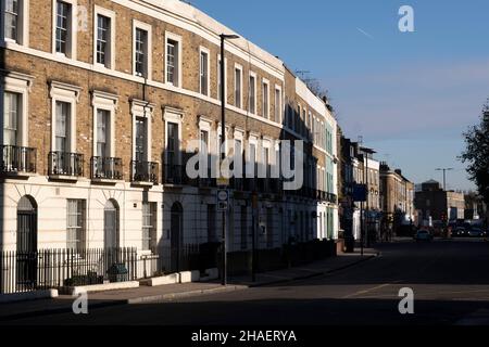 Terrassen viktorianische Häuser in Islington am 23rd. November 2021 in London, Vereinigtes Königreich. Islington war einst ein sehr armes Gebiet, bevor es viel reicher wurde, und infolgedessen waren die Wohnungen in der Gegend sehr teuer. Heute ist es ein sehr gentrifizierter Ort zum Leben und bekannt für seine großartigen viktorianischen und georgischen Häuser. Stockfoto