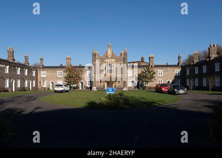 Die Metropolitan Benefit Almshäuser auf Balls Pond Road am 23rd. November 2021 in London, Großbritannien. Die Almshäuser wurden 1829 gebaut. Zu der Zeit hieß es Metropolitan Benefit Societies Asylum. Das Asylum bot Unterkunft für ältere Personen, die Mitglieder einer freundlichen oder begünstigenden Gesellschaft waren und in oder in der Nähe von London lebten. Die Almshäuser wurden später modernisiert und 1964 wurden zwölf zweigeschossige Häuser für jeweils vier Mieter um drei Seiten eines Vierecks mit einer zentralen Halle angeordnet, um insgesamt 48 Männer und Frauen zu versorgen. Stockfoto