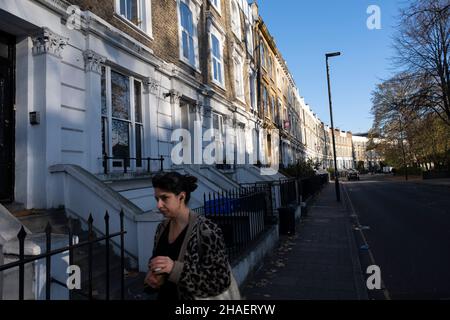 Terrassen viktorianische Häuser in Islington am 23rd. November 2021 in London, Vereinigtes Königreich. Islington war einst ein sehr armes Gebiet, bevor es viel reicher wurde, und infolgedessen waren die Wohnungen in der Gegend sehr teuer. Heute ist es ein sehr gentrifizierter Ort zum Leben und bekannt für seine großartigen viktorianischen und georgischen Häuser. Stockfoto