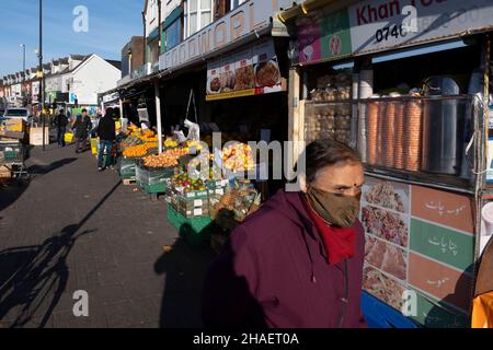 FoodWorld-Shop entlang der Stratford Road in Sparkhill, einem innerstädtischen Viertel von Birmingham, gelegen zwischen Springfield, Hall Green und Sparkbrook am 25th. November 2021 in Birmingham, Großbritannien. Der Sparkhill wurde stark von Migranten beeinflusst, die sich über viele Jahrzehnte hier niedergelassen haben. Es hat eine große Bevölkerung ethnischer Minderheiten, hauptsächlich südasiatischer Herkunft, was sich in der Anzahl asiatischer Restaurants in der Region widerspiegelt. Als Ergebnis hat sich Sparkhill zu einem Hauptzentrum im Balti-Dreieck von Birmingham entwickelt. Stockfoto