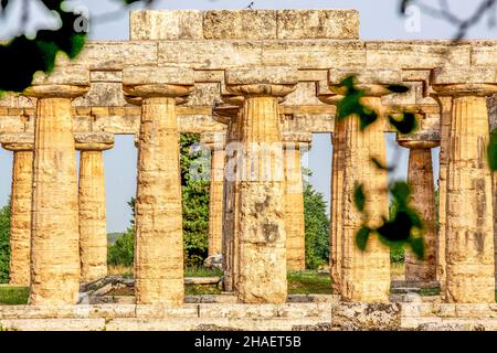 Wunderschöne Aussicht auf die berühmten Paestum-Tempel Archäologisches UNESCO-Weltkulturerbe Sitein im malerischen goldenen Abendlicht bei Sonnenuntergang, Provinz Salerno, ca. Stockfoto