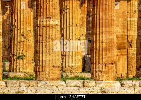 Wunderschöne Aussicht auf die berühmten Paestum-Tempel Archäologisches UNESCO-Weltkulturerbe Sitein im malerischen goldenen Abendlicht bei Sonnenuntergang, Provinz Salerno, ca. Stockfoto