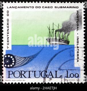 PORTUGAL - UM 1970: Eine in Portugal gedruckte Marke zeigt den Paddeldampfer Great Eastern Laying Cable, 100 Jahre Portugal - Großbritannien Subma Stockfoto