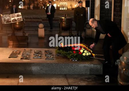 Warschau, Polen. 12th Dez 2021. Bundeskanzler Olaf Scholz (SPD) legt bei seinem ersten Besuch in Polen einen Kranz am Grab des unbekannten Soldaten nieder. Quelle: Kay Nietfeld/dpa/Alamy Live News Stockfoto