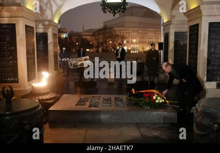 Warschau, Polen. 12th Dez 2021. Bundeskanzler Olaf Scholz (SPD) legt bei seinem ersten Besuch in Polen einen Kranz am Grab des unbekannten Soldaten nieder. Quelle: Kay Nietfeld/dpa/Alamy Live News Stockfoto