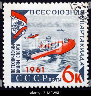 RUSSLAND - UM 1961: Eine in Russland gedruckte Marke zeigt Motorboot Race, USSR Technical Sports Spartakiad, um 1961 Stockfoto