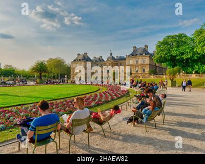 Paris, Frankreich - April 2019: Touristen und Pariser entspannen sich in den Jardin du Luxembourg. Paris Stockfoto