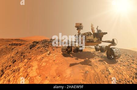 Mars. Der Rover vor der Kulisse einer echten Marsatlandschaft. Mission To Mars Erkunden. Kolonie auf dem Mars. Elemente dieses Videos wurden von der NASA eingerichtet. Stockfoto