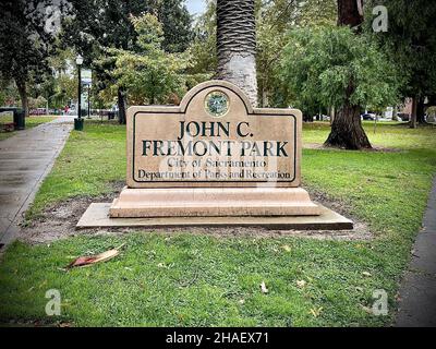 SACRAMENTO, USA - 09. Nov 2021: Der Eingang zum John C Fremont Park, City of Sacramento Department of Parks and Recreation, USA Stockfoto