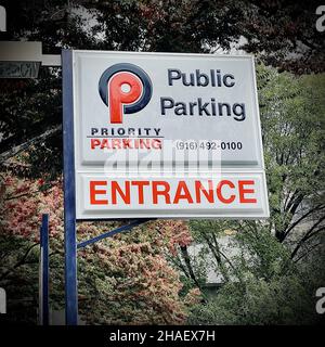 SACRAMENTO, USA - 09. Nov 2021: Ein Schild für öffentliche Parkplätze außerhalb eines großen Parkplatzes in der Innenstadt von Sacramento, USA Stockfoto