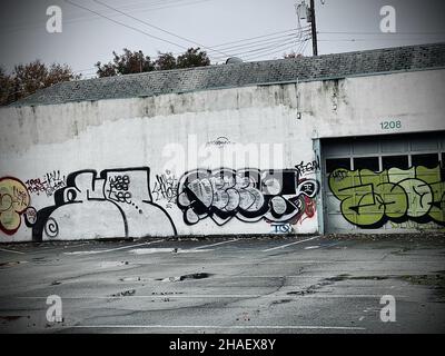 SACRAMENTO, USA - 09. Nov 2021: Das Graffiti auf einem alten Gebäude in Downtown Sacramento, USA Stockfoto