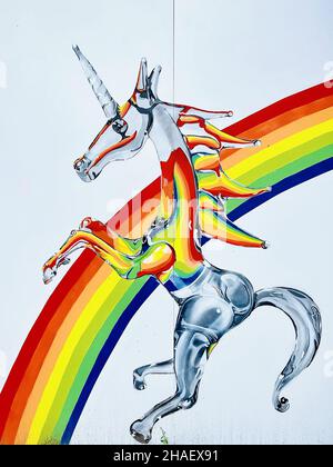 SACRAMENTO, USA - 09. Nov 2021: Ein Gemälde von einem Einhorn und einem Regenbogen außerhalb von Twisted Track auf der R Street in Downtown Sacramento, USA Stockfoto