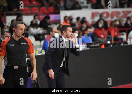 Varese, Italien. 12th Dez 2021. Couach ADRIANO VERTEMATI OpenJobMetis Varese während des LBA Italien Championship Matches zwischen Openjobmetis Varese und Devi Napoli Basket, in Varese, Italien, am 12. Dezember 2021. Kredit: Unabhängige Fotoagentur/Alamy Live Nachrichten Stockfoto