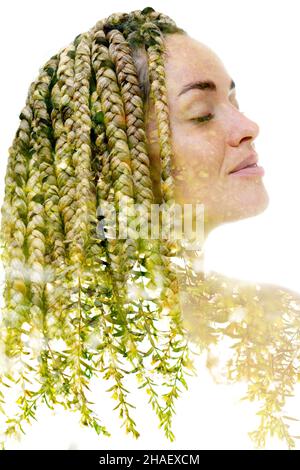 Ein Porträt einer kaukasischen Frau kombiniert mit einem Bild von grünen Blättern in einer Doppelbelichtungstechnik. Stockfoto