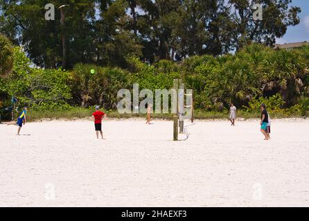 06. Mai 2021: Die Volleyballspieler am Siesta Beach in der Stadt, Florida Stockfoto