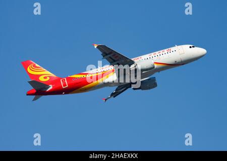 Hongkong / China - 1. Dezember 2013: Abflug und Abflug des Airbus A320 B-LPK von Hong Kong Airlines am Flughafen Hong Kong Chek Lap Kok Stockfoto